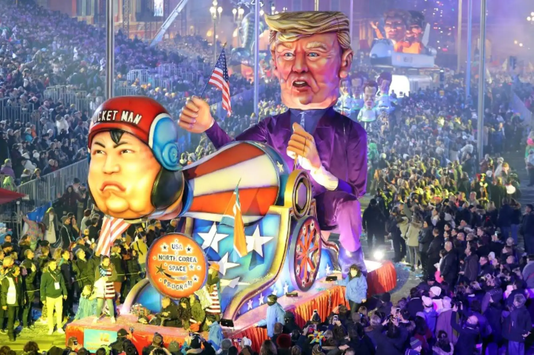 La gente mira el carro "Programa espacial de EE. UU. / Corea del Norte" que retrata al presidente estadounidense Donald Trump mientras desfila por las calles de Niza para la edición número 134 del Carnaval de Niza.Foto:AFP