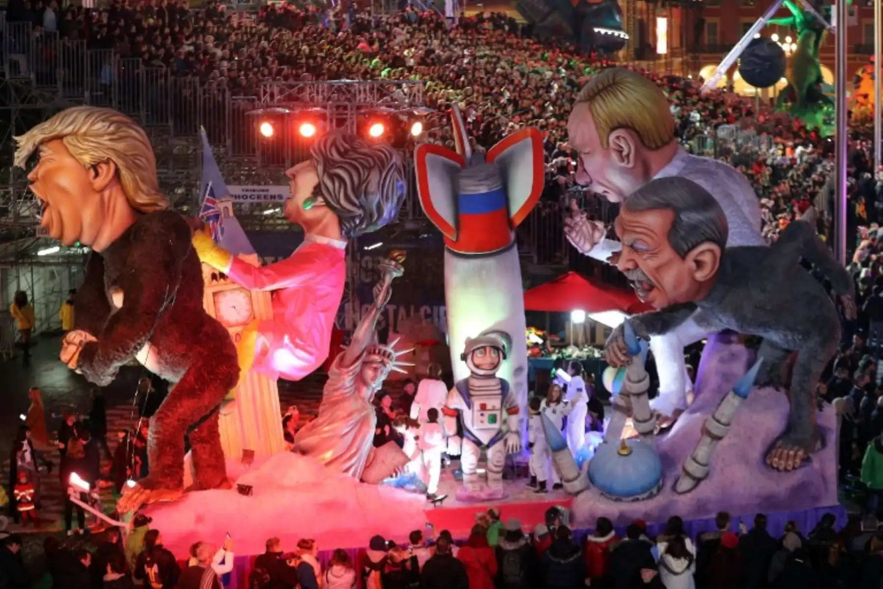 Desfile de la edición 134 del Carnaval de Niza, en la carroza "El planeta de los simios" representando al presidente  Donald Trump, al presidente de Russian Validimir Putin y al presidente turco Recep Tayyip Erdogan Foto:AFP