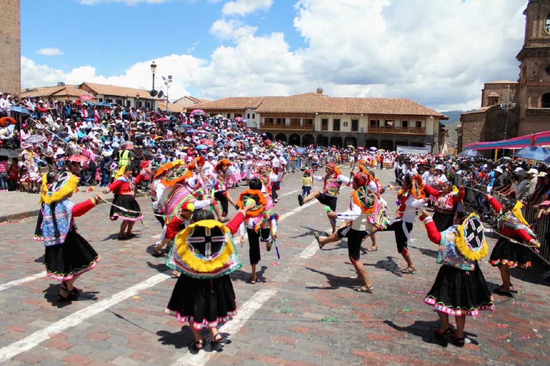 La plaza mayor de Cusco es hoy escenario de un pasacalle solidario para acopiar donaciones de víveres a favor de los damnificados por el aluvión en el distrito de Santa Teresa, ubicado en la provincia de La Convención. ANDINA/Difusión