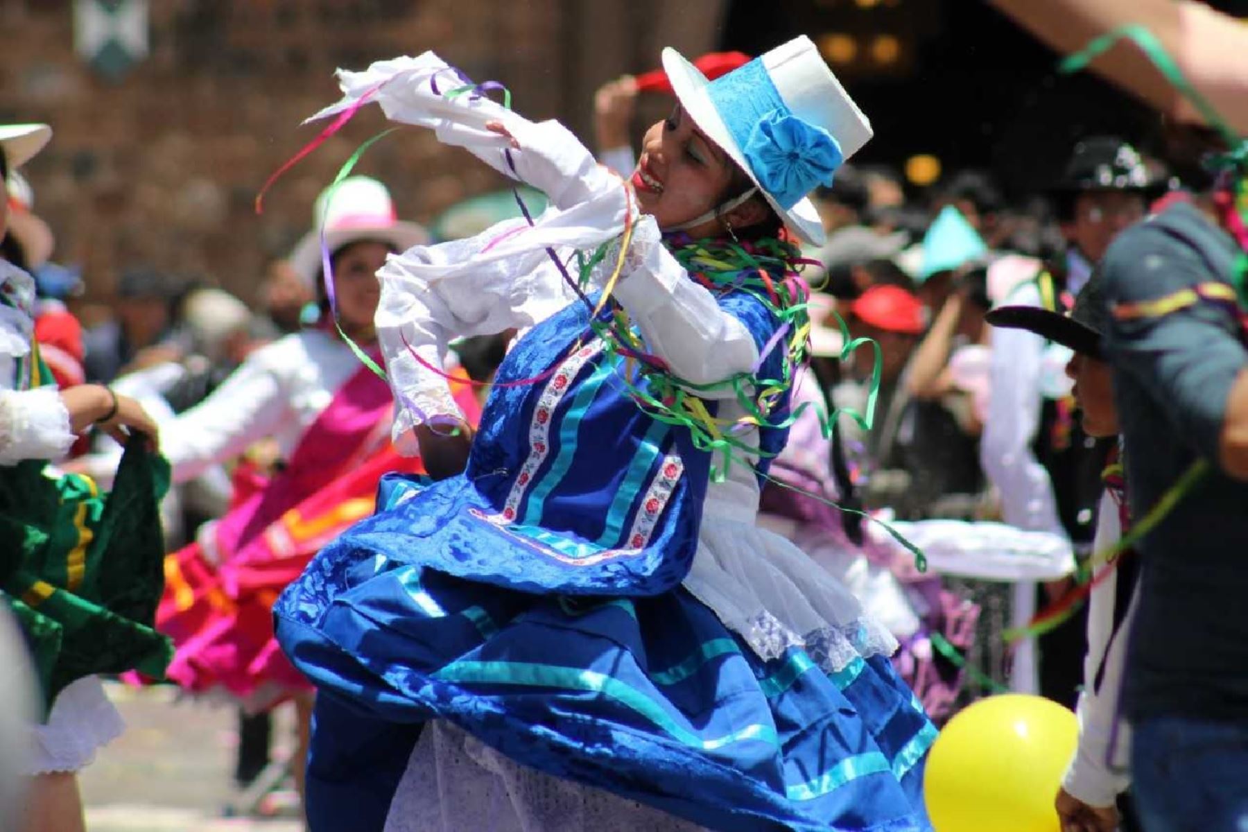 Diferentes comparsas participan del colorido carnaval al ritmo de la música típica. Foto: Percy Hurtado-