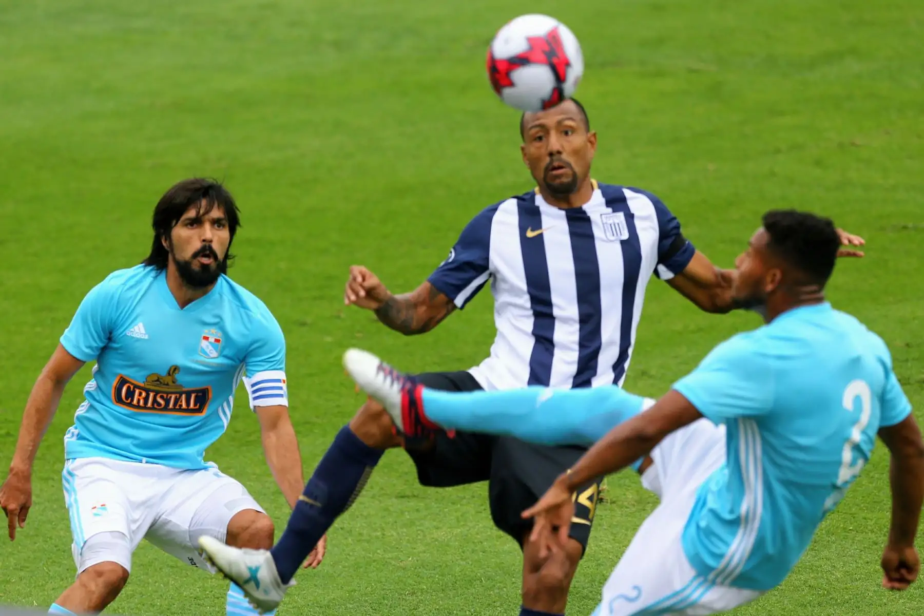 LIMA,PERÚ.FEBRERO 18. Cachito Ramirez lucha el balón con dos jugadores de Sporting Cristal. Foto:Andina/Luis Iparraguirre