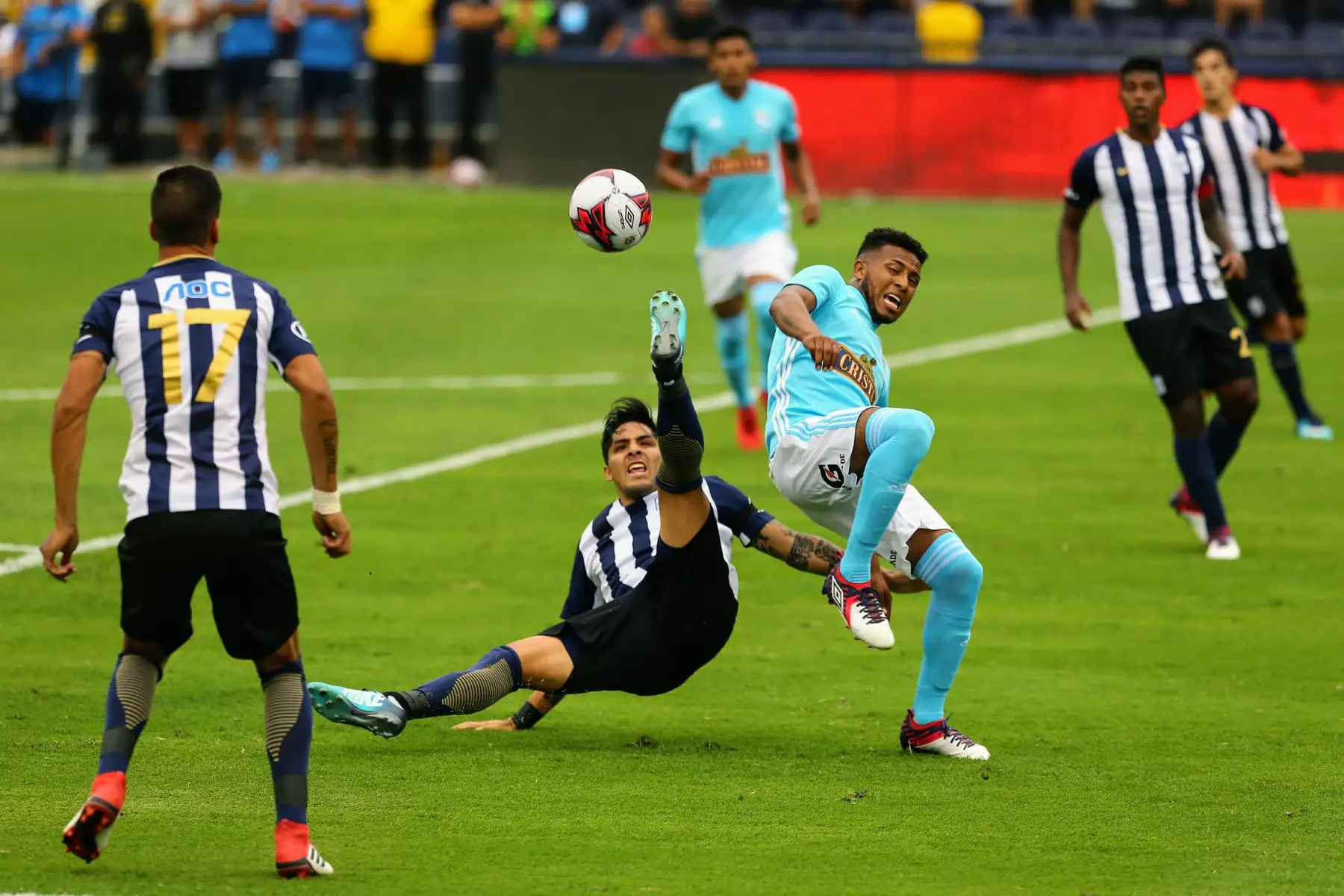 LIMA,PERÚ.FEBRERO 18. Alianza Lima y Sporting Cristal protagonizan el partido de la fecha en el estadio Alejandro Villanueva. Foto:Andina/Luis Iparraguirre