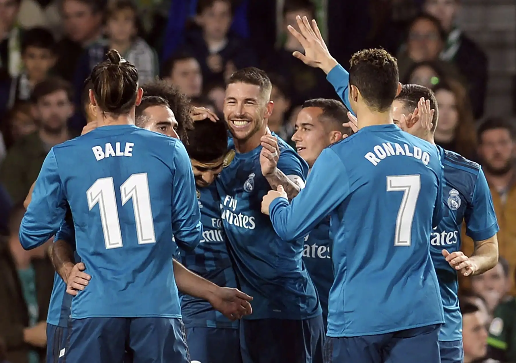 Marco Asencio del  Real Madrid celebra gol  con sus compañeros durante el partido   de la liga española con Real Betis.  Foto: AFP