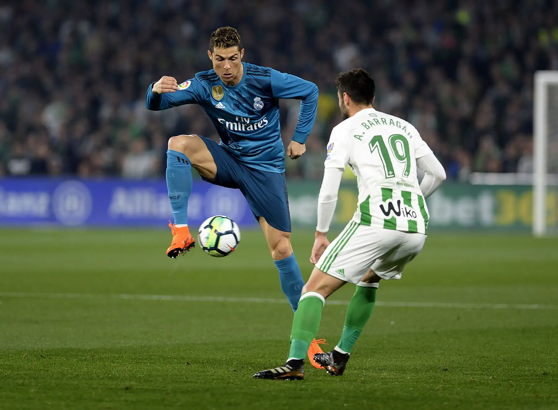 Cristiano Ronaldo  controla el balón frente al defensa español del Real Betis Antonio Barragán. AFP