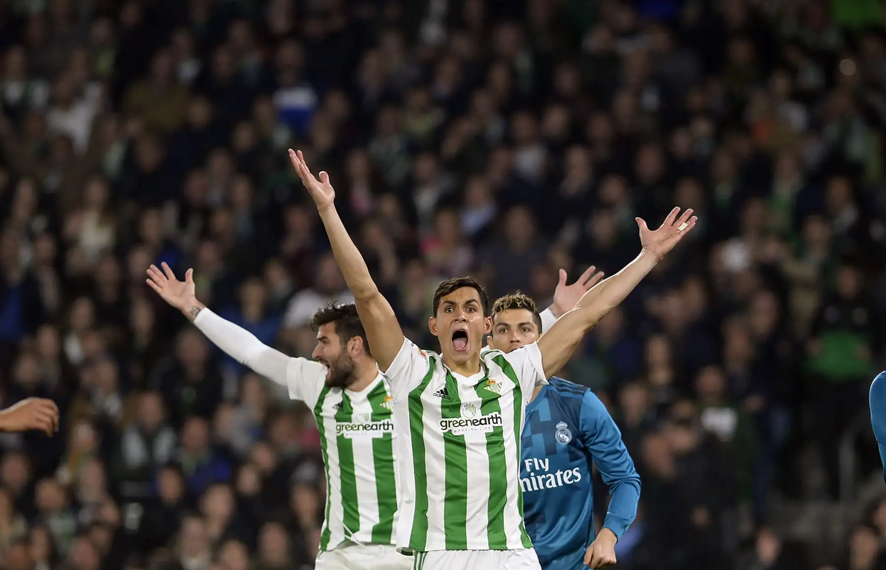 El defensor  del Real Betis Aissa Mandi reclama por una jugada durante el partido de fútbol de la liga española con  Real Madrid. AFP