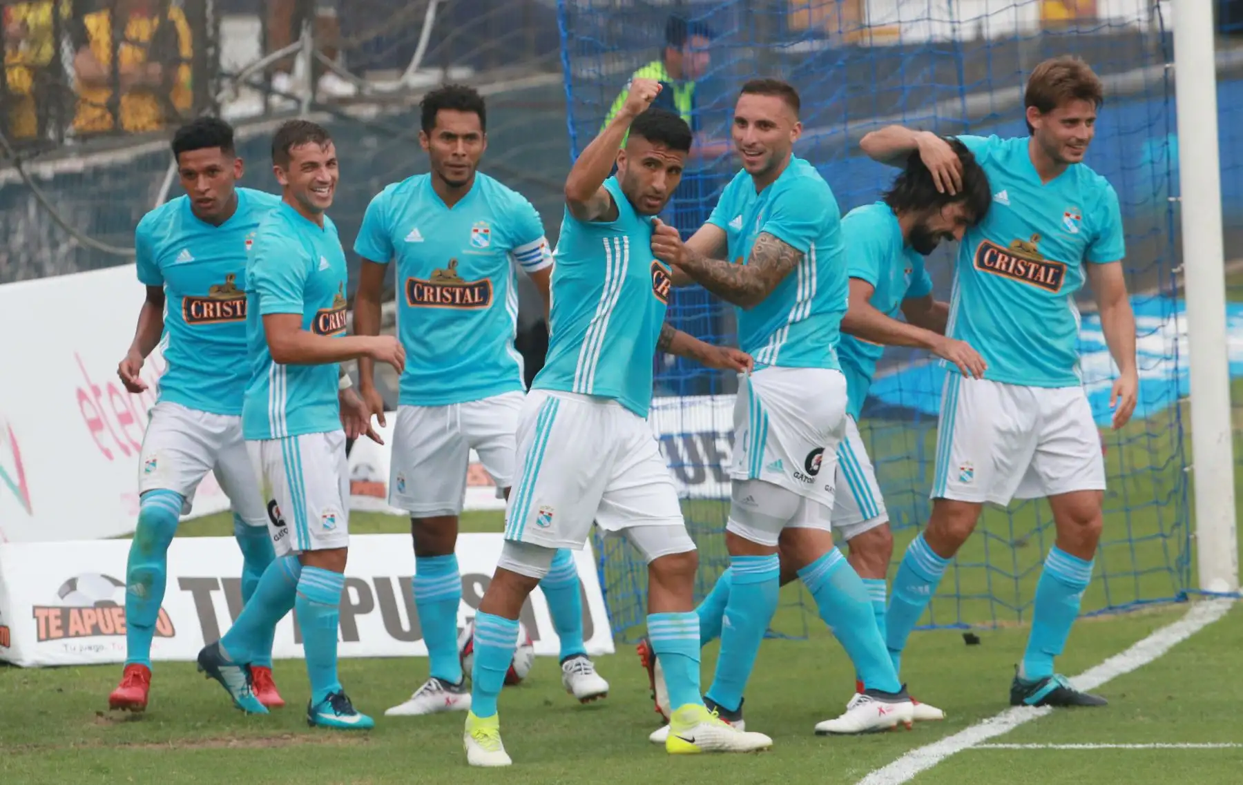 LIMA, PERÚ FEBRERO 18. Josepmir Ballón de Sporting Cristal celebra el segundo gol ante  Alianza Lima, por  la tercera jornada, en el estadio Alejandro Villanueva. Foto: ANDINA/ Jhony Laurente