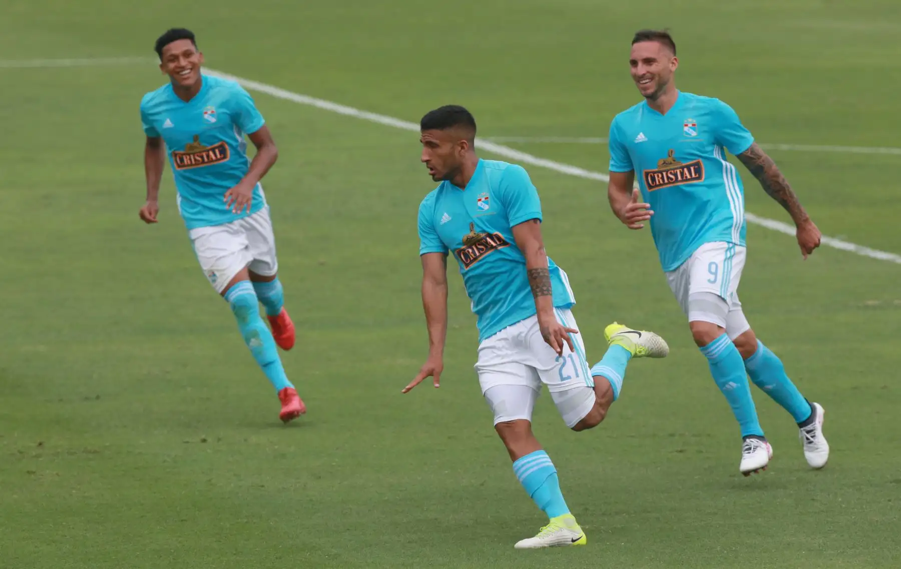 LIMA, PERÚ FEBRERO 18. Josepmir Ballón de Sporting Cristal celebra el segundo gol ante  Alianza Lima, por  la tercera jornada, en el estadio Alejandro Villanueva. Foto: ANDINA/ Jhony Laurente