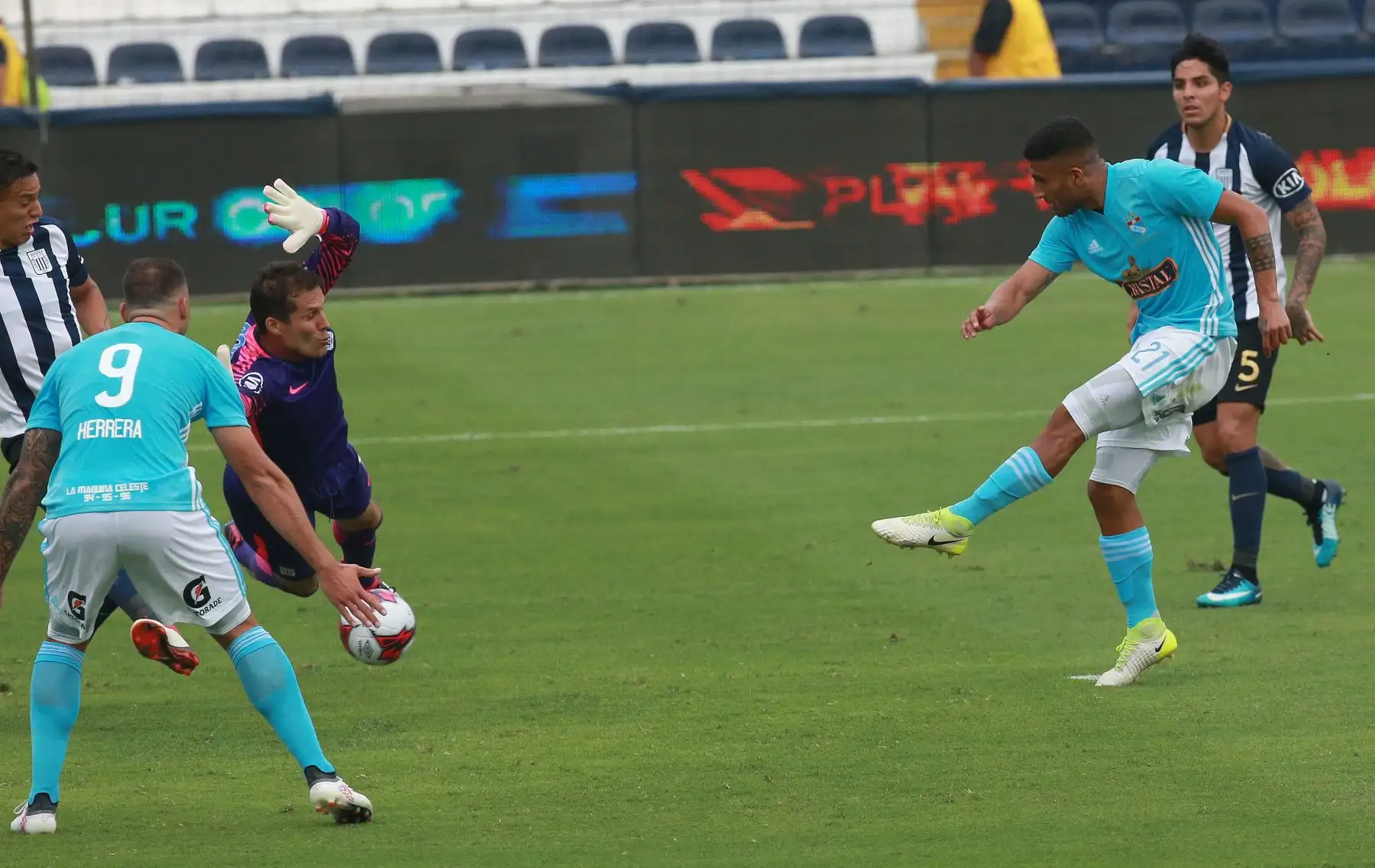 LIMA, PERÚ FEBRERO 18. Josepmir Ballón de Sporting Cristal celebra el segundo gol ante  Alianza Lima, por  la tercera jornada, en el estadio Alejandro Villanueva. Foto: ANDINA/ Jhony Laurente