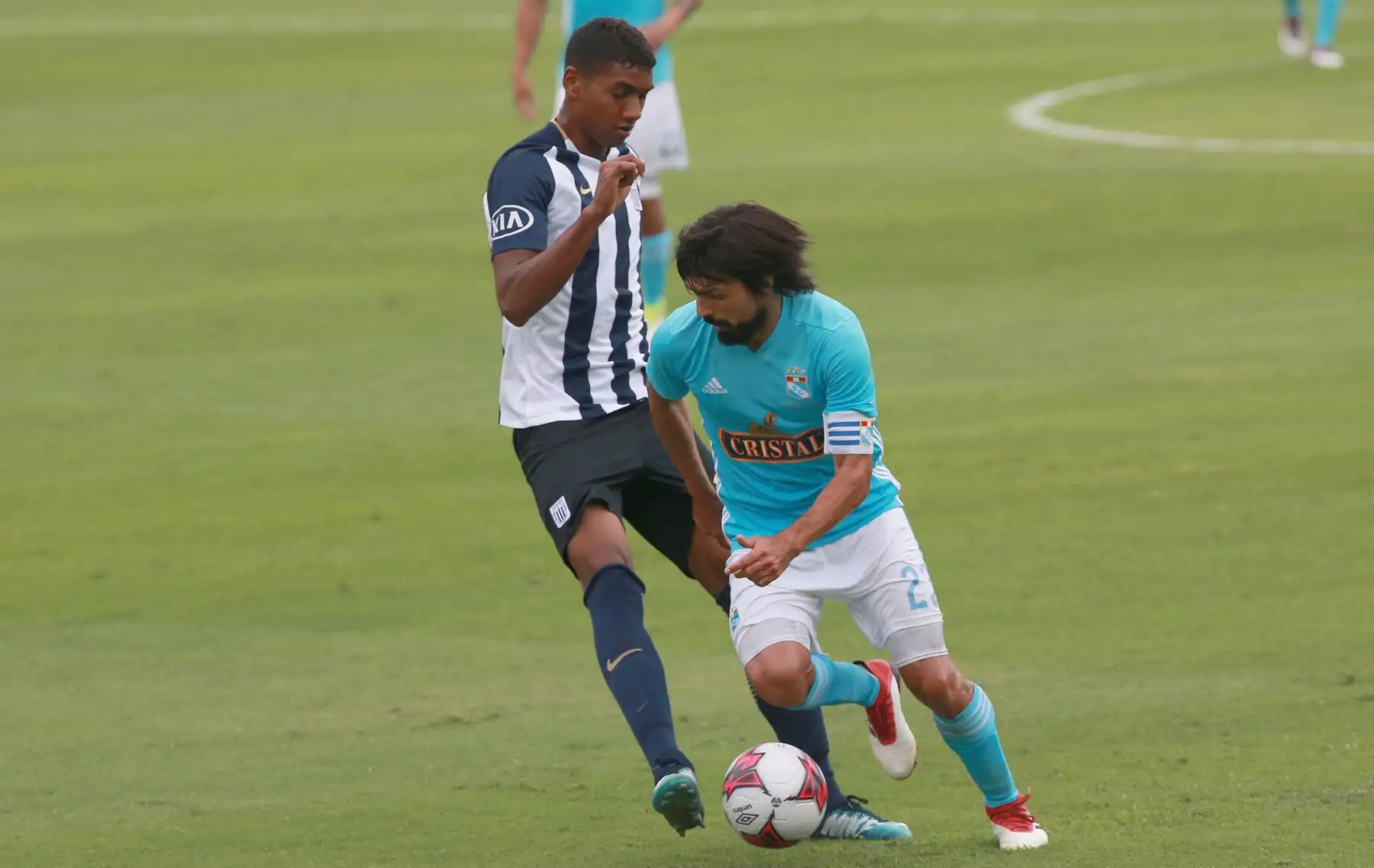 LIMA, PERÚ FEBRERO 18. Jorge Gaztulo disputa el balon el partido de Sporting Cristal  que gano 2 a 0 a  Alianza Lima, por  la tercera jornada, en el estadio Alejandro Villanueva. Foto: ANDINA/ Jhony Laurente