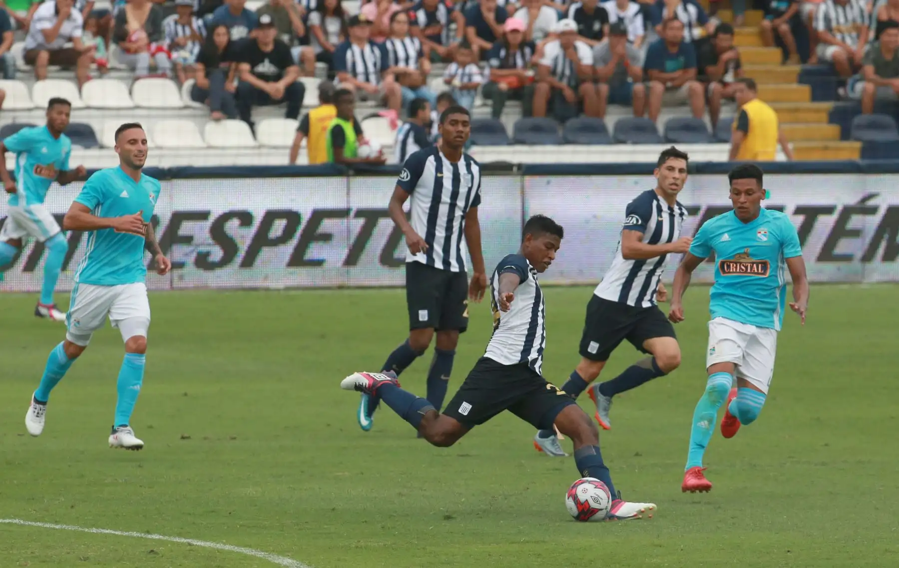 LIMA, PERÚ FEBRERO 18. Sporting Cristal gano 2 a 0 a  Alianza Lima, por  la tercera jornada, en el estadio Alejandro Villanueva. Foto: ANDINA/ Jhony Laurente