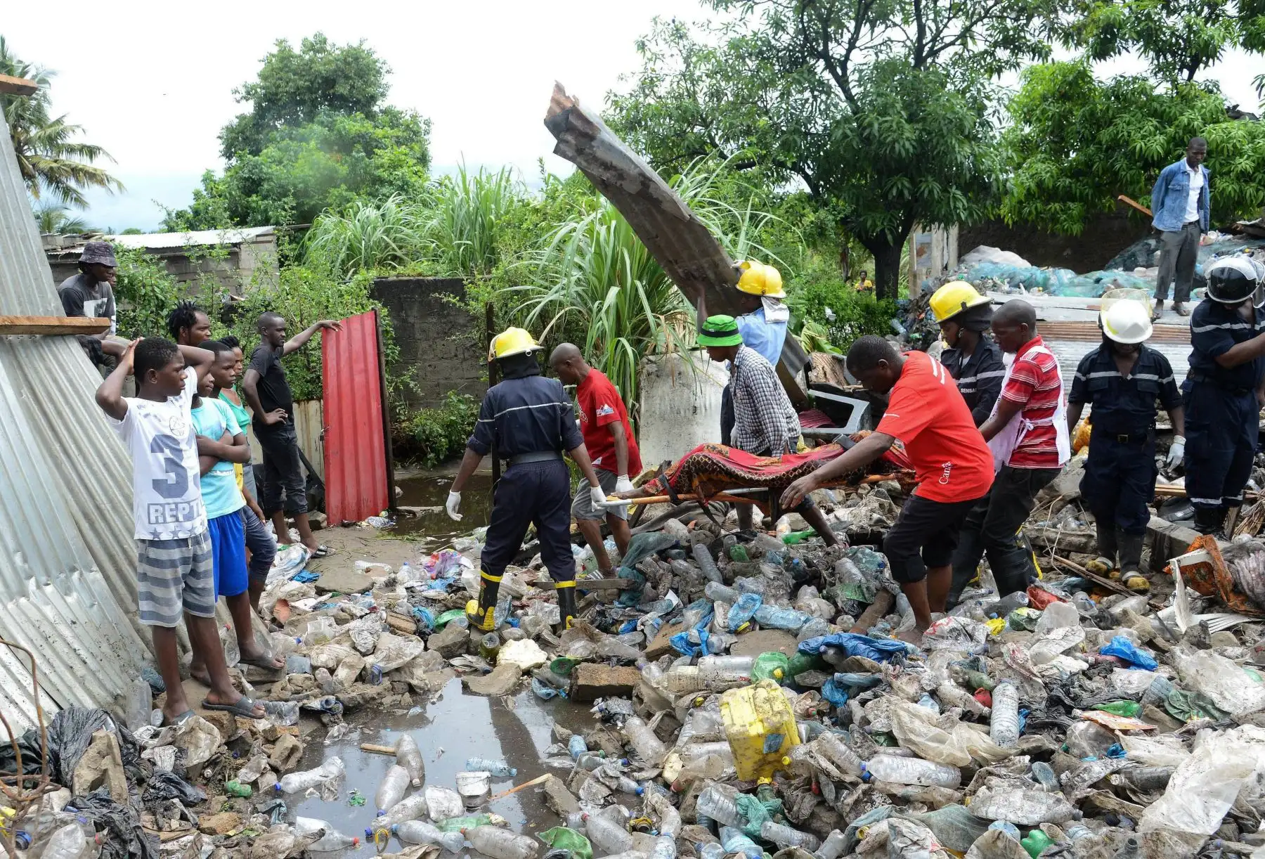 Miembros de los servicios de emergencia recuperan el cadáver de una víctima de un basurero en Maputo (Mozambique). Foto: EFE