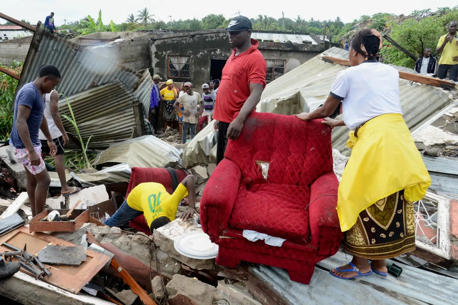Varias personas buscan sus pertenencias en Maputo (Mozambique). Foto: EFE
