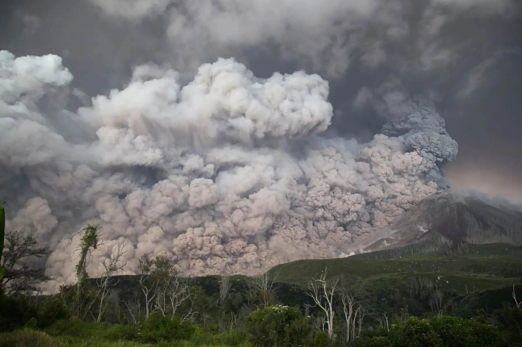 El volcán Sinabung arroja ceniza volcánica al aire en Karo, Sumatra del Norte. Foto: AFP