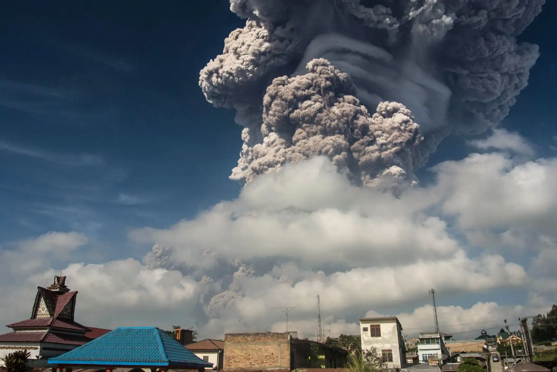 El volcán indonesio entró en erupción el 19 de febrero, enviando una enorme columna de cenizas y humo a 5.000 metros al aire. Foto: AFP