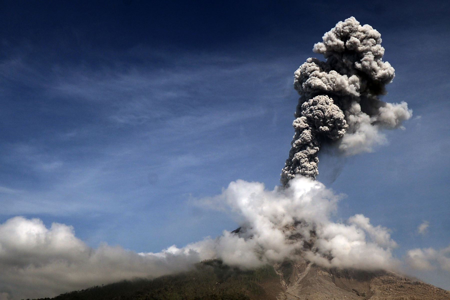 El volcán indonesio entró en erupción el 19 de febrero, enviando una enorme columna de cenizas y humo a 5.000 metros al aire. Foto: AFP