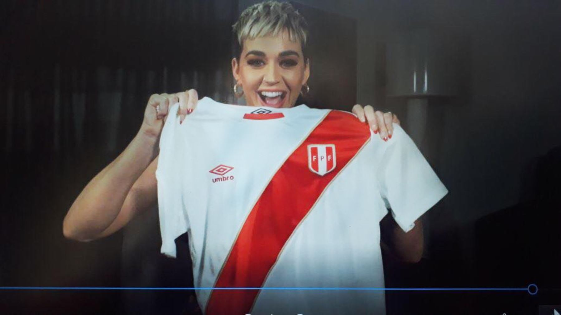 Katy Perry luce orgullosa la camiseta de la selección peruana con su nombre.