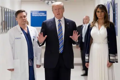 Trump visita a estudiantes heridos. Foto: AFP