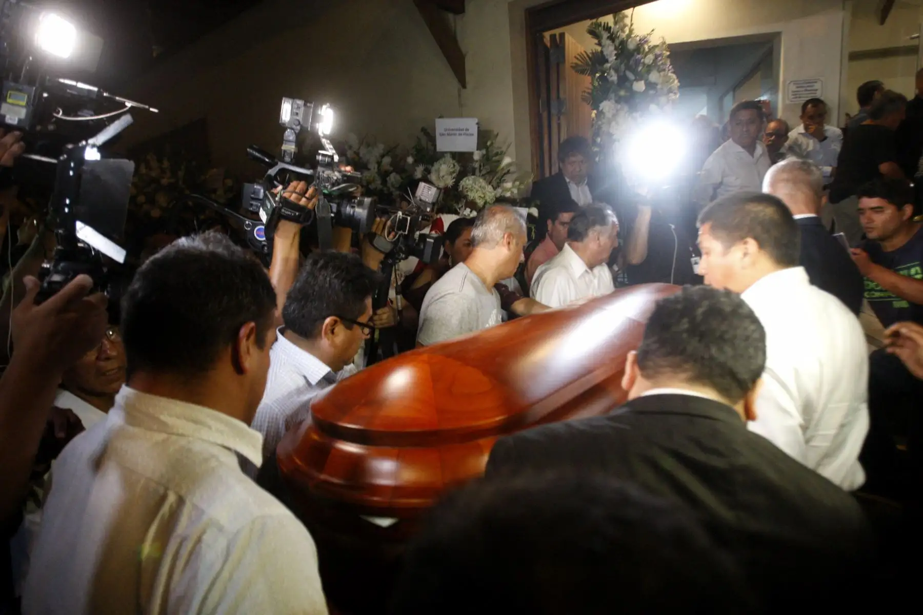 LIMA, PERÚ - FEBRERO 19. Tras sensible fallecimiento del periodista deportivo Daniel Peredo, Familiares y amigos se despiden en la capilla Virgen de Fátima. Foto: ANDINA/Eddy Ramos.