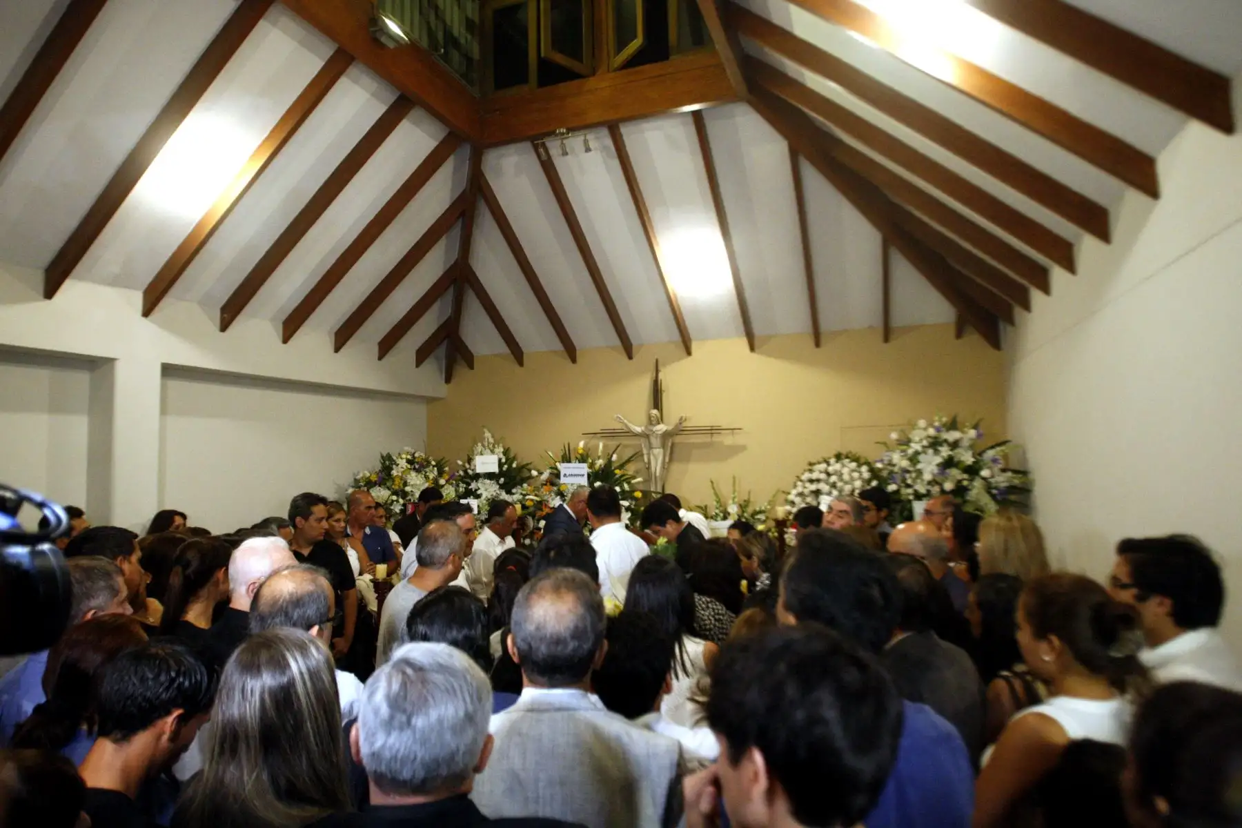 LIMA, PERÚ - FEBRERO 19. Tras sensible fallecimiento del periodista deportivo Daniel Peredo, Familiares y amigos se despiden en la capilla Virgen de Fátima. Foto: ANDINA/Eddy Ramos.