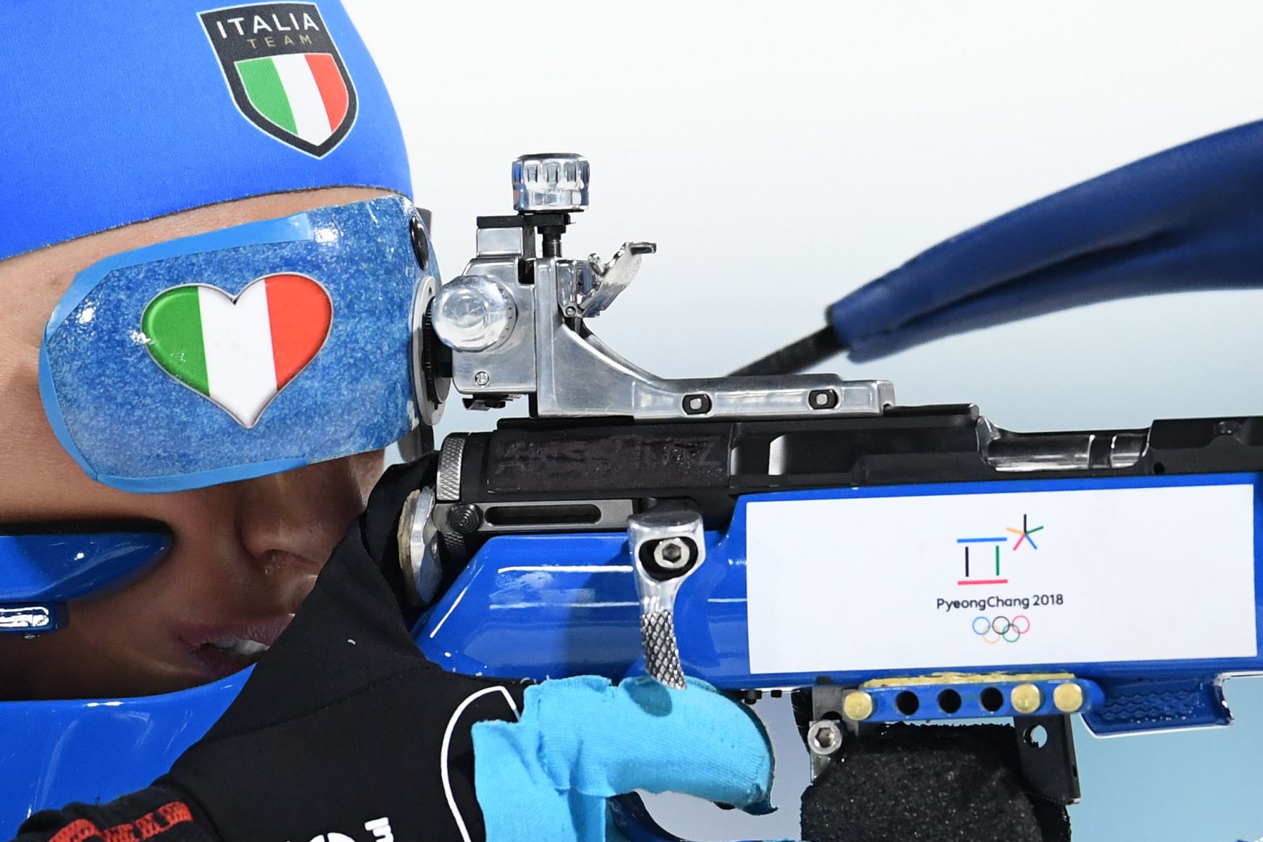 Dorothea Wierer de Italia compite en el campo de tiro durante los Juegos Olímpicos de Invierno Pyeongchang 2018. Foto: AFP