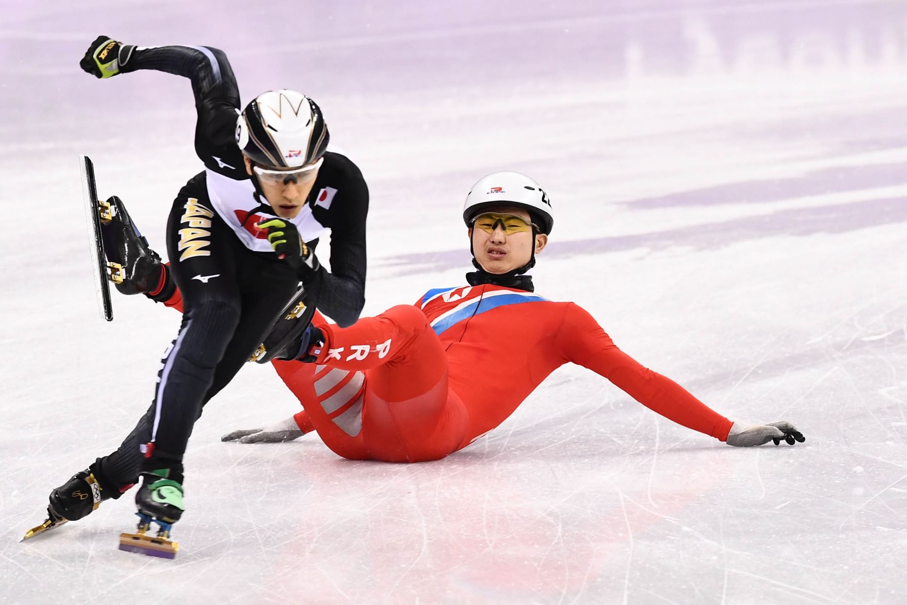 Jong Kwang Bom de Corea del Norte sufre una caída durante los Juegos Olímpicos de Invierno Pyeongchang 2018. Foto: AFP