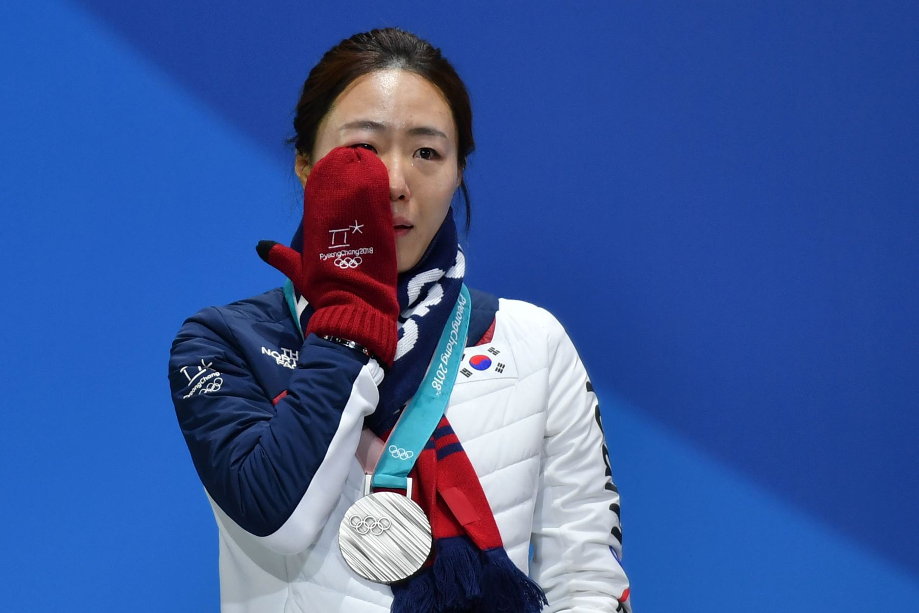 La medallista de plata de Corea del Sur Lee Sang-Hwa llora en el podio durante la ceremonia de premiación en Pyeongchang 2018 . Foto: AFP