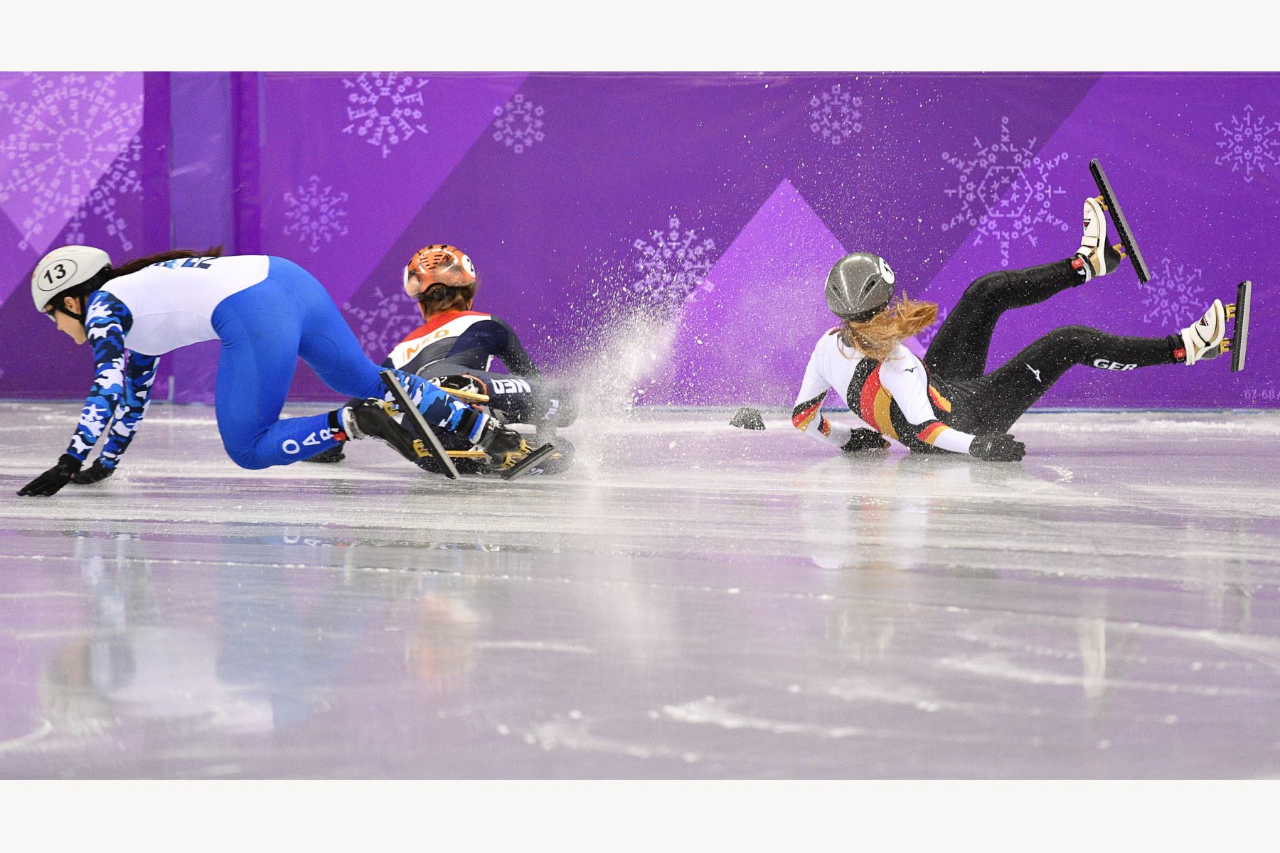 La rusa Sofía Prosvirnova, la holandesa Yara van Kerkhof y la alemana Anna Seidel se accidentan durante la competencia de velocidad de 1,000 metros femeninos. Foto: AFP
