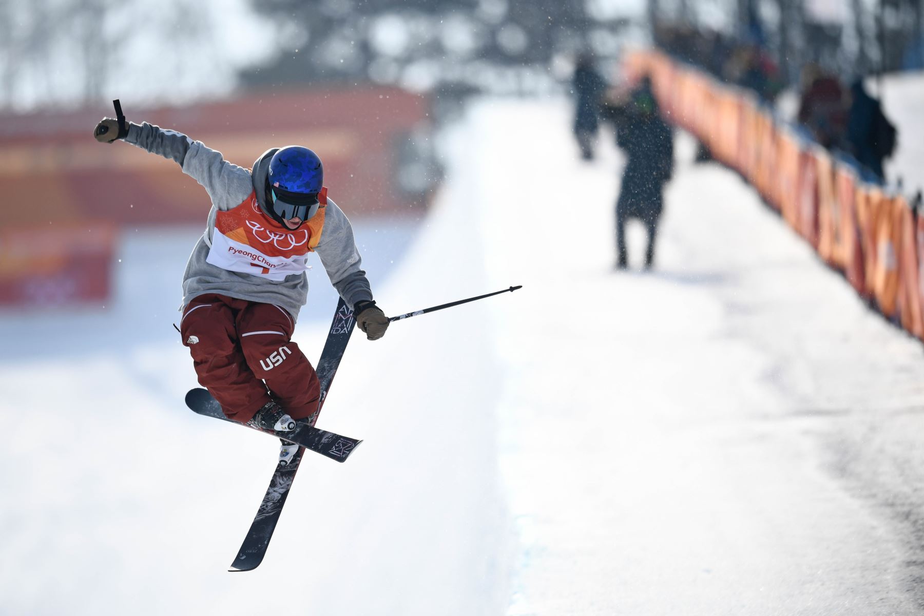 El Norteamericano Torin Yater-Wallace compite en el evento de calificación de halfpipe de esquí masculino en Pyeongchang. Foto: AFP