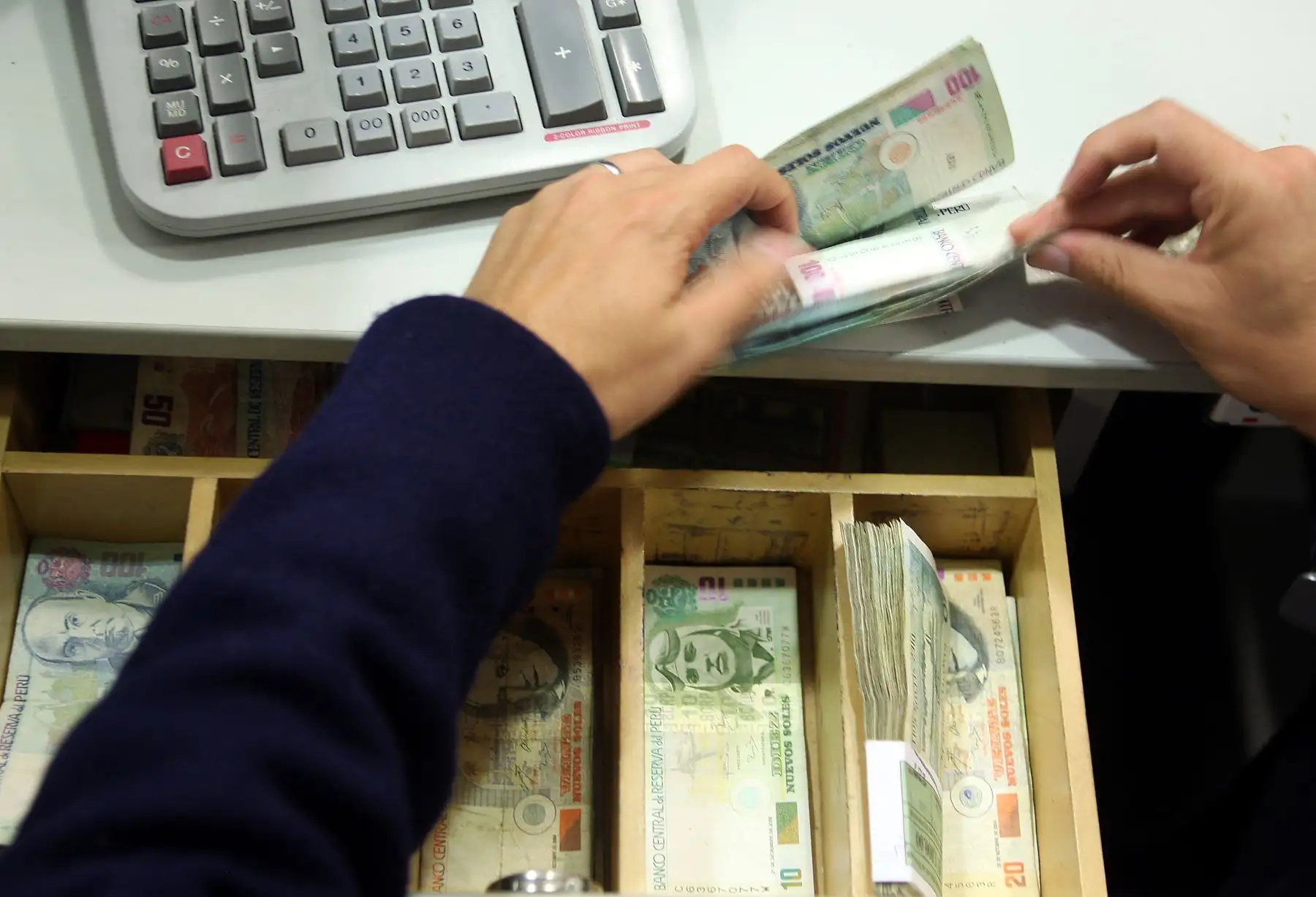 Aprovechar al máximo los ingresos: es importante proyectarse de manera anual para saber si el dinero alcanzará a fin de año o no, incluyendo las deudas. ANDINA/archivo