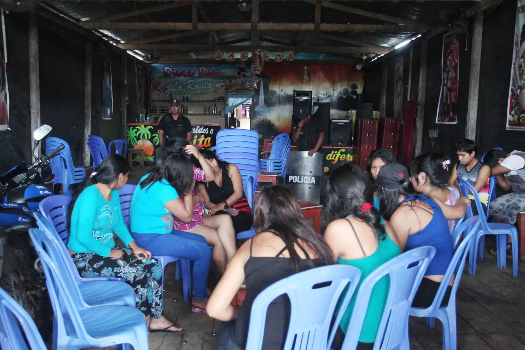 La Policía Nacional del Perú (PNP) rescató a 19 mujeres, entre ellas 18 extranjeras y una peruana, víctimas del delito de trata de personas que eran explotadas laboralmente en bares del balneario de Zorritos, en la región Tumbes. ANDINA