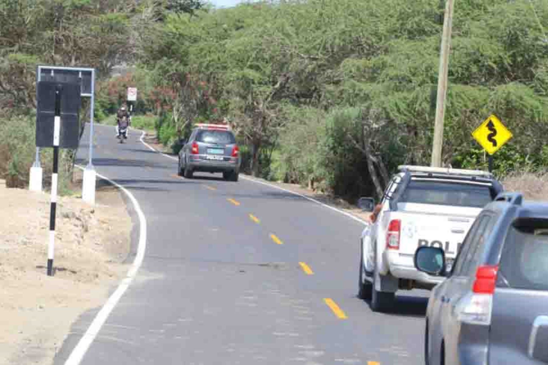 El ministro de Transportes y Comunicaciones (MTC), Bruno Giuffra, inauguró hoy la vía Monsefú-Valle Hermoso, camino vecinal que beneficiará a más de 32,000 pobladores de esas zonas de la región Lambayeque.