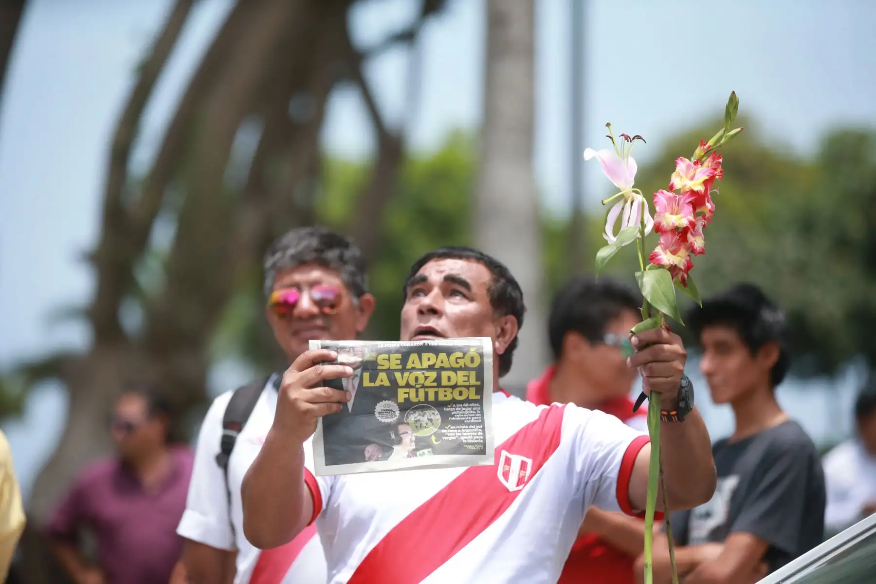 LIMA, PERÚ-FEBRERO 2018. Hinchas y amigos en velatorio del fallecido periodista Daniel Peredo, en la iglesia  Virgen de Fátima. Foto: ANDINA/ Jhony Laurente