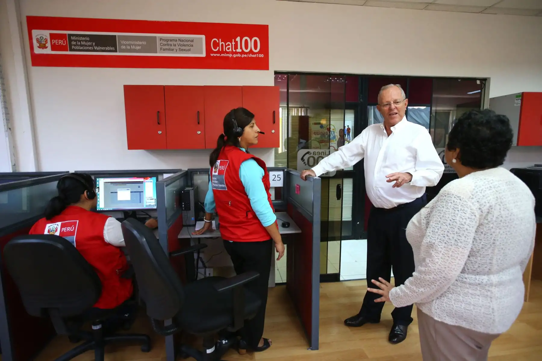 Presidente Kuczynski realiza visita inopinada a oficinas de la ‘Línea 100’ en Pueblo Libre. Foto: ANDINA/ Prensa Presidencia
