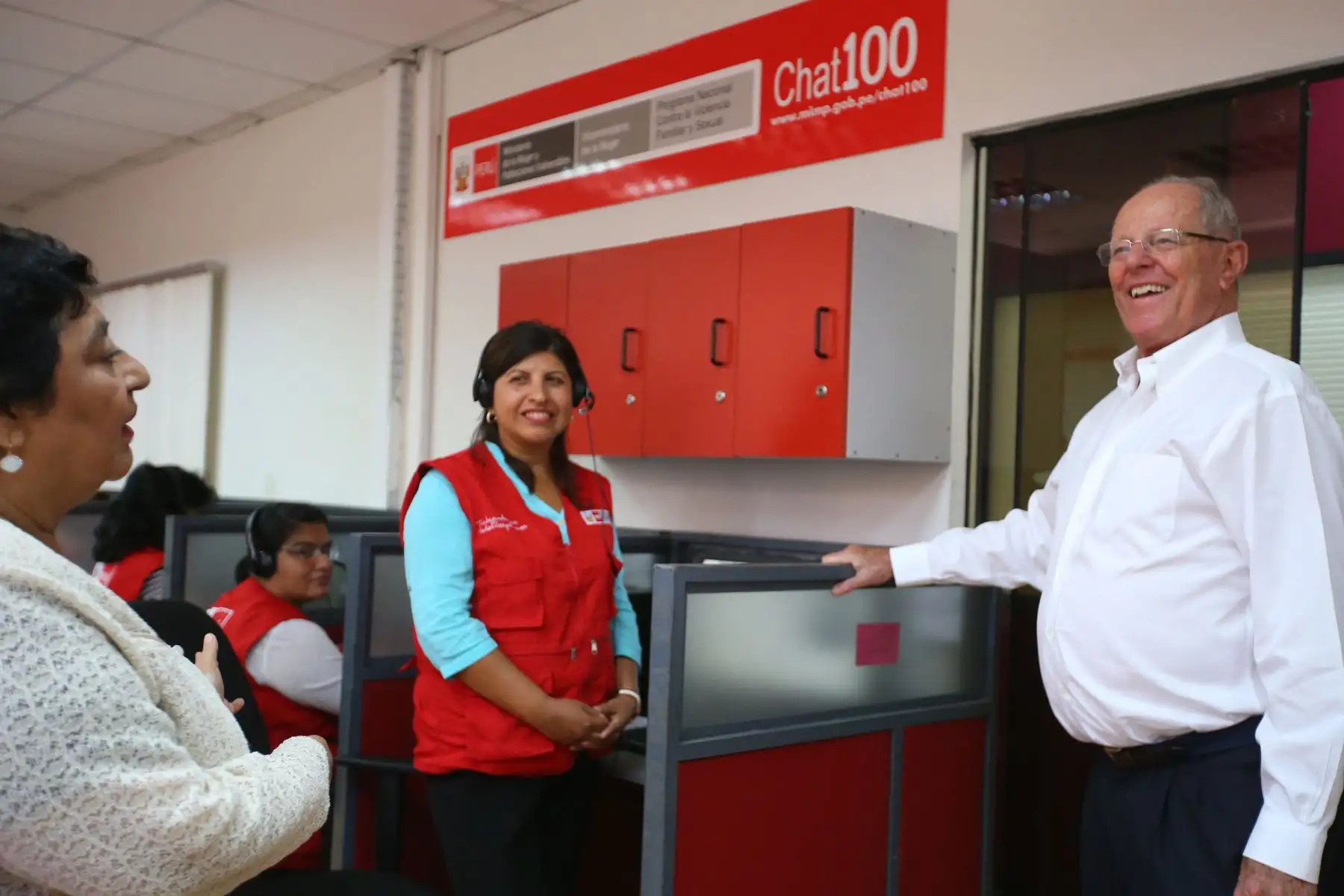 Presidente Kuczynski realiza visita inopinada a oficinas de la ‘Línea 100’ en Pueblo Libre. Foto: ANDINA/ Prensa Presidencia
