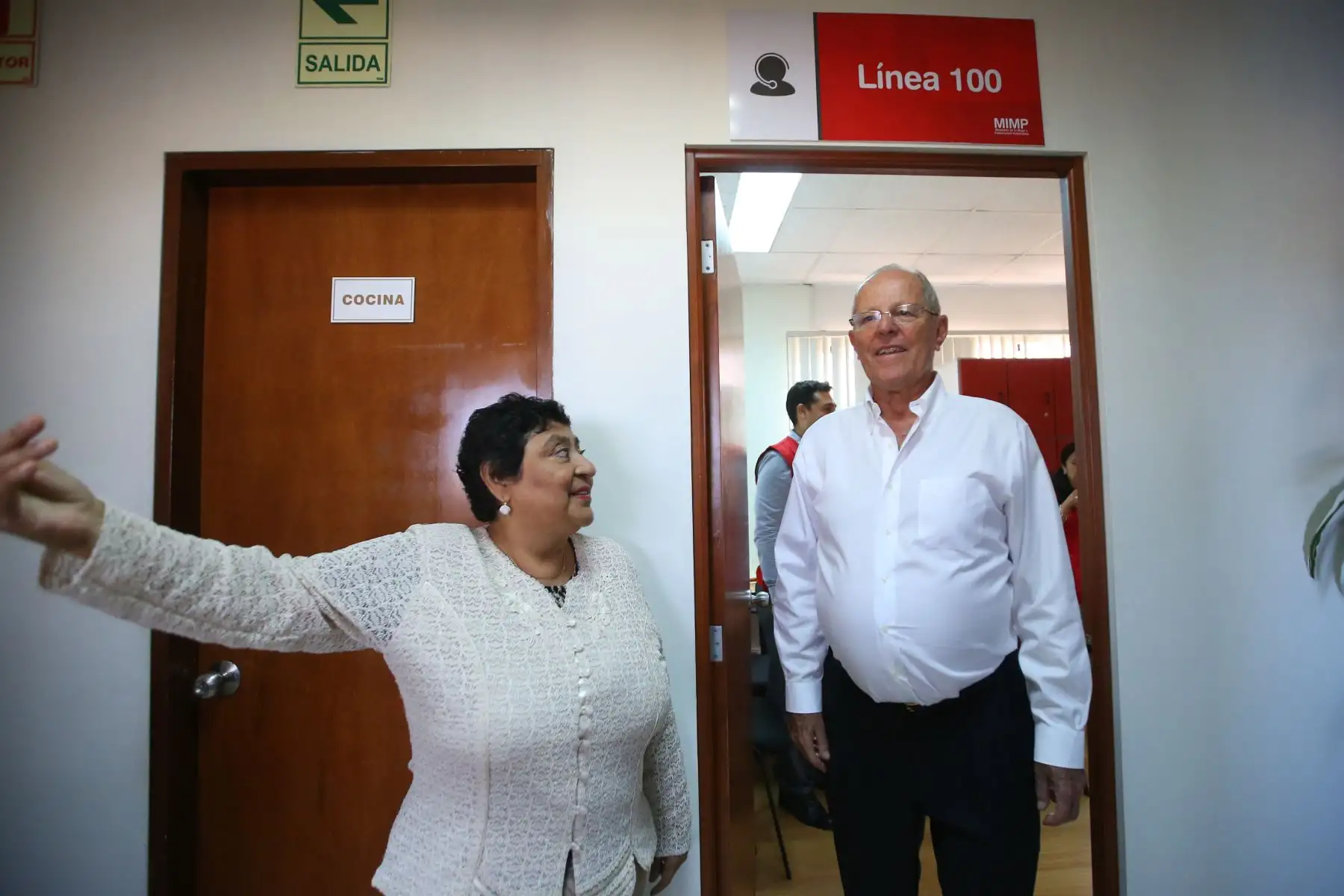 Presidente Kuczynski realiza visita inopinada a oficinas de la ‘Línea 100’ en Pueblo Libre. Foto: ANDINA/ Prensa Presidencia