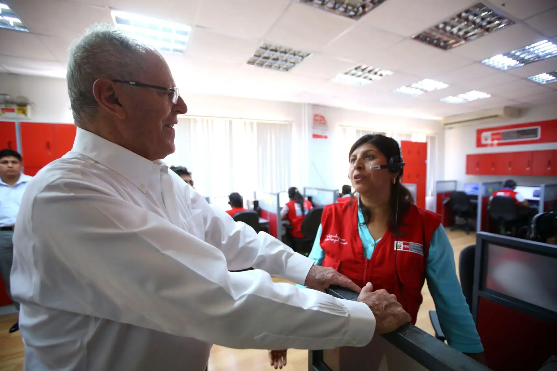 Presidente Kuczynski realiza visita inopinada a oficinas de la ‘Línea 100’ en Pueblo Libre. Foto: ANDINA/ Prensa Presidencia