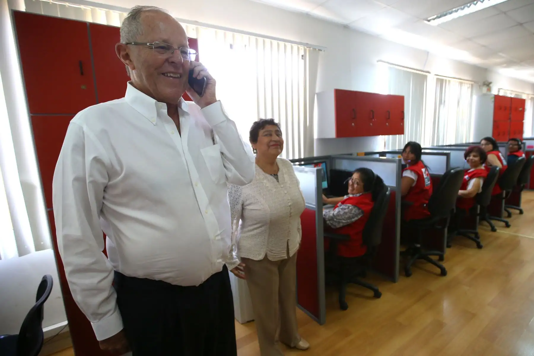 Presidente Kuczynski realiza visita inopinada a oficinas de la ‘Línea 100’ en Pueblo Libre. Foto: ANDINA/ Prensa Presidencia