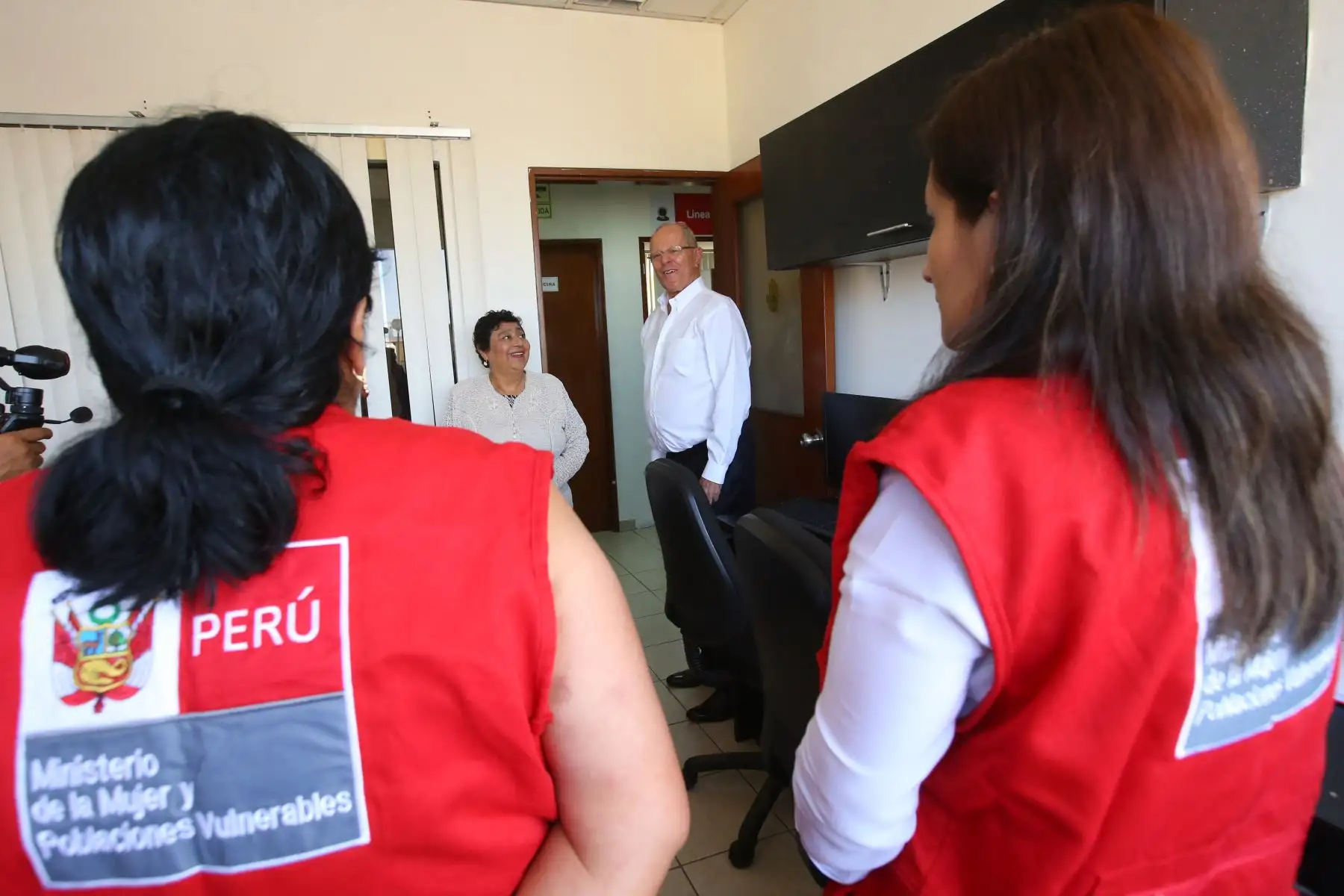 Presidente Kuczynski realiza visita inopinada a oficinas de la ‘Línea 100’ en Pueblo Libre. Foto: ANDINA/ Prensa Presidencia