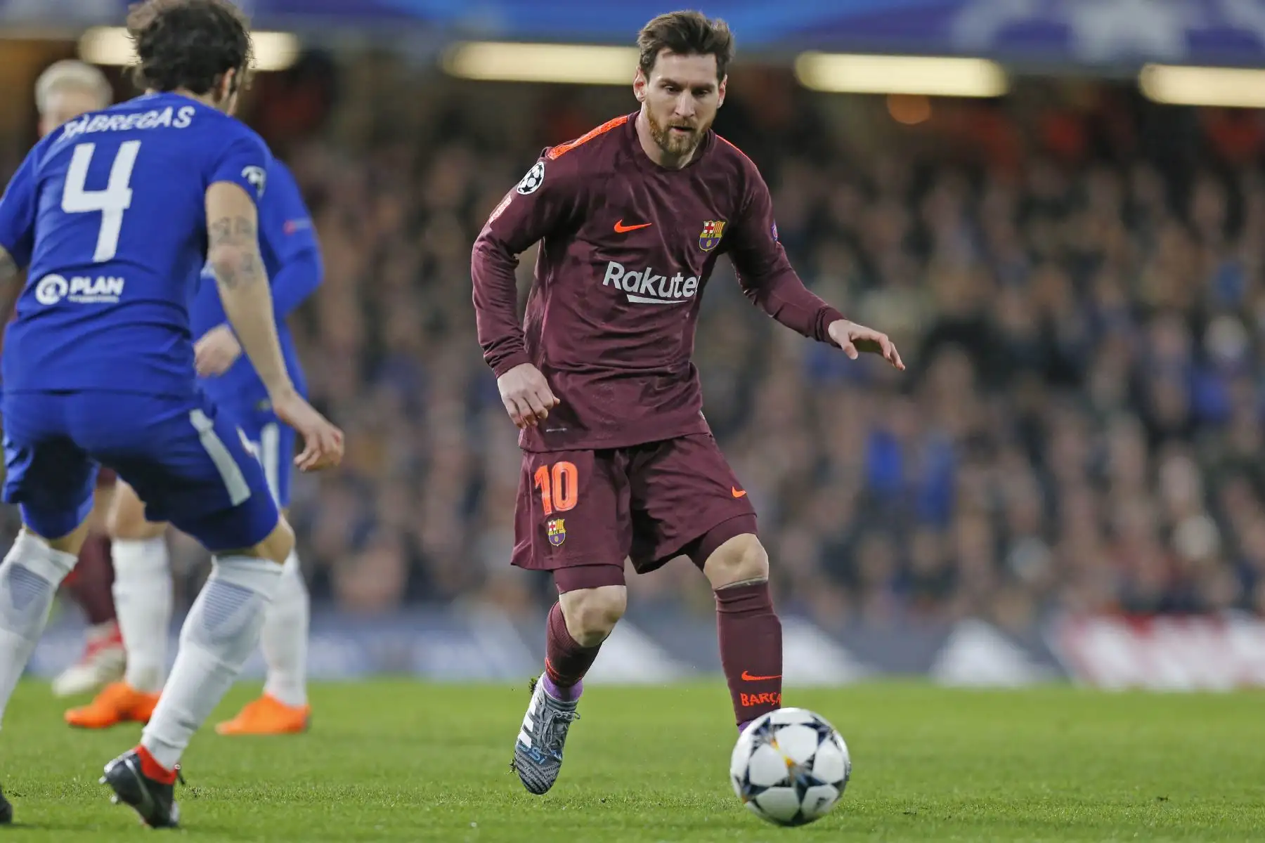 El delantero del Barcelona Lionel Lionel Messi enfrenta al mediocampista español del Chelsea Cesc Fábregas durante el partido de ida por la UEFA Champions League. Foto: AFP