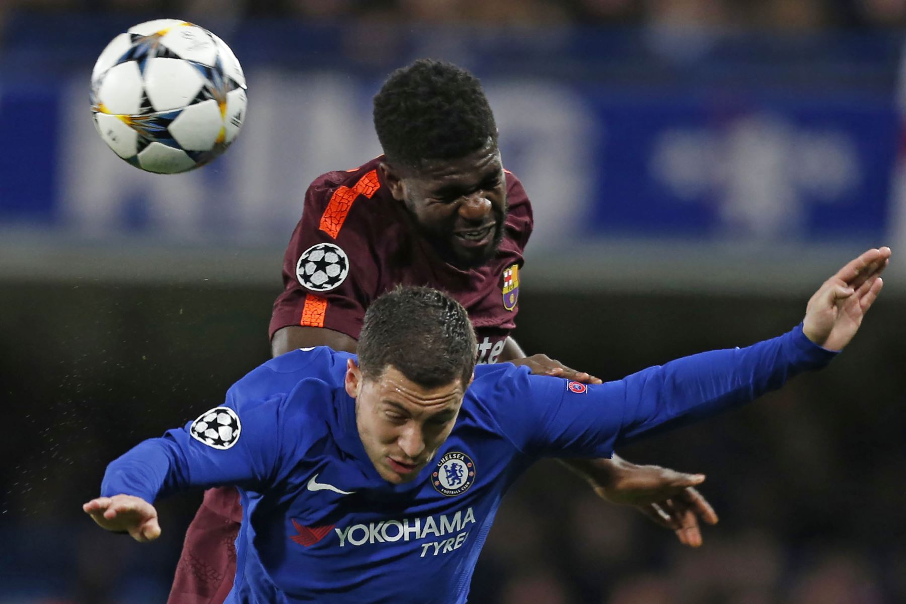 El defensa del Barcelona Samuel Umtiti gana un cabezazo al mediocampista belga del Chelsea Eden Hazard. Foto: AFP
