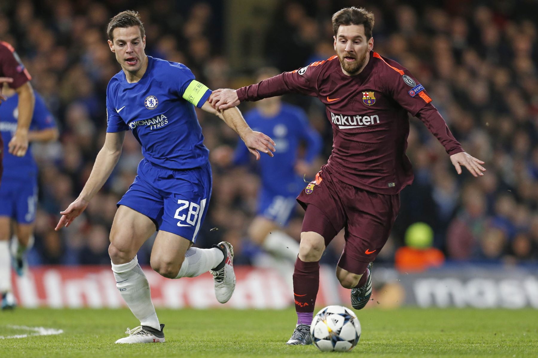 El defensa del Chelsea César Azpilicueta disputa el balón con el delantero del Barcelona Lionel Messi durante el partido de ida por la UEFA Champions League. Foto: AFP