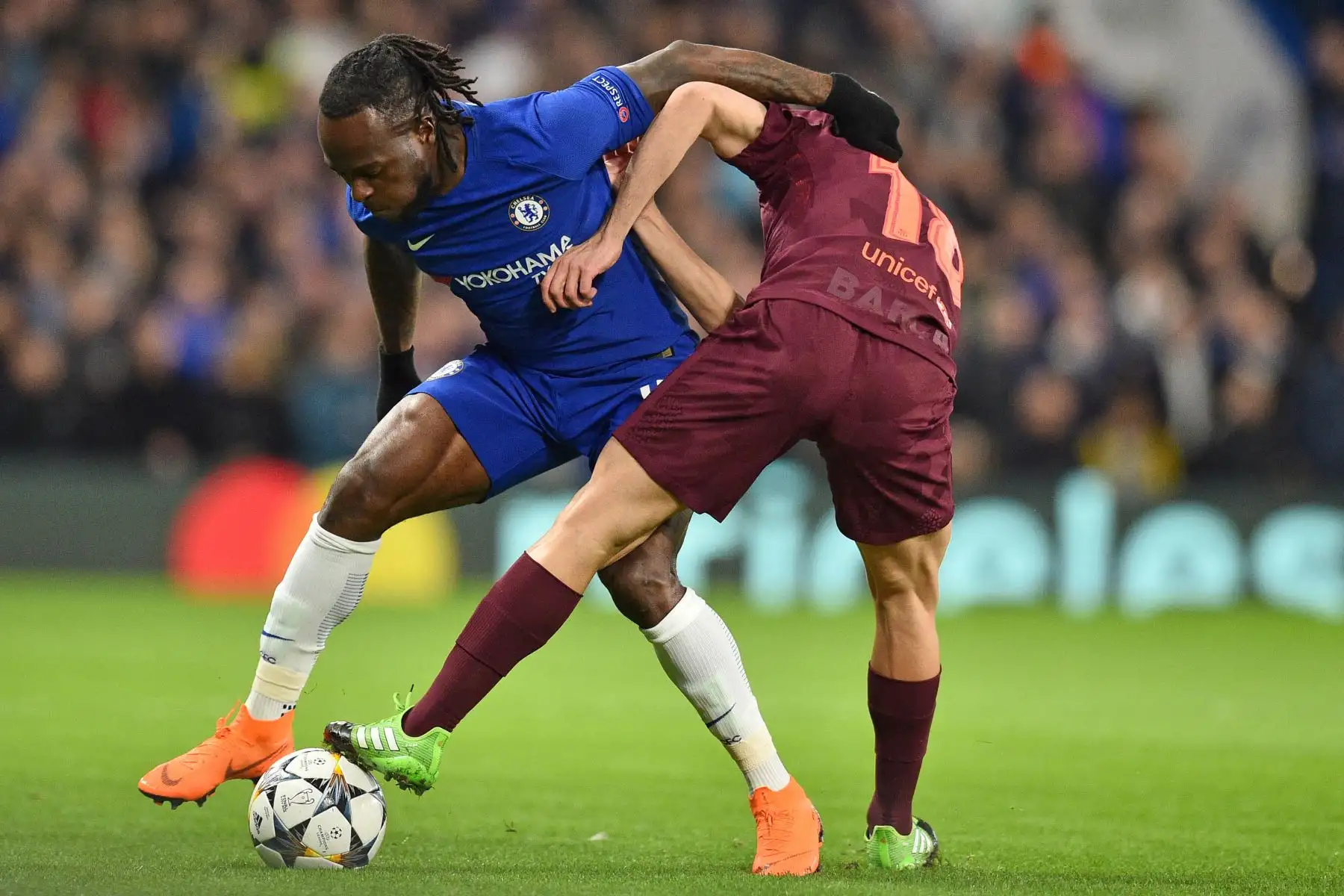 El mediocampista del Chelsea Victor Moses disputa el balón con el defensa del Barcelona Jordi Alba. Foto: AFP