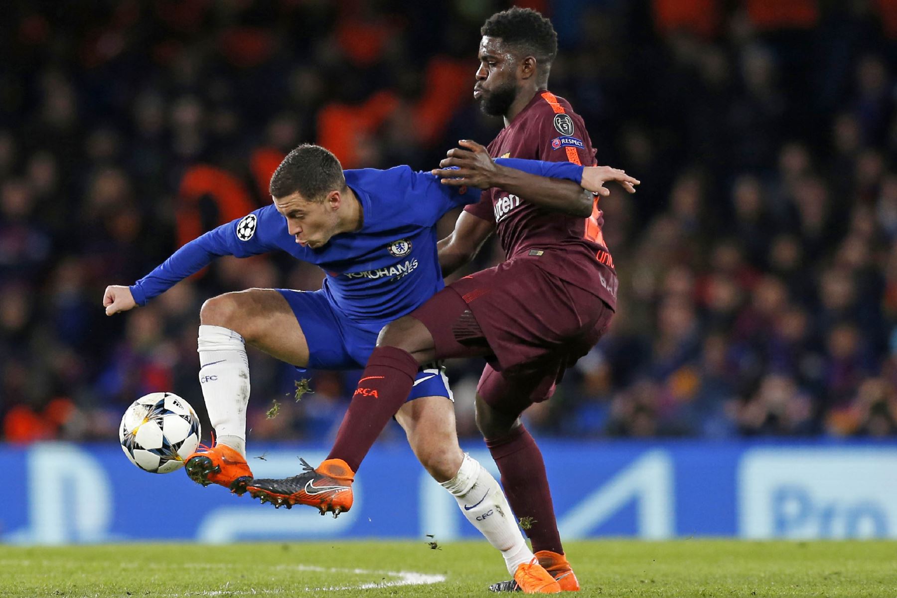 El mediocampista del Chelsea Eden Hazard disputa el balón con el defensa español del Barcelona Samuel Umtiti. Foto: AFP