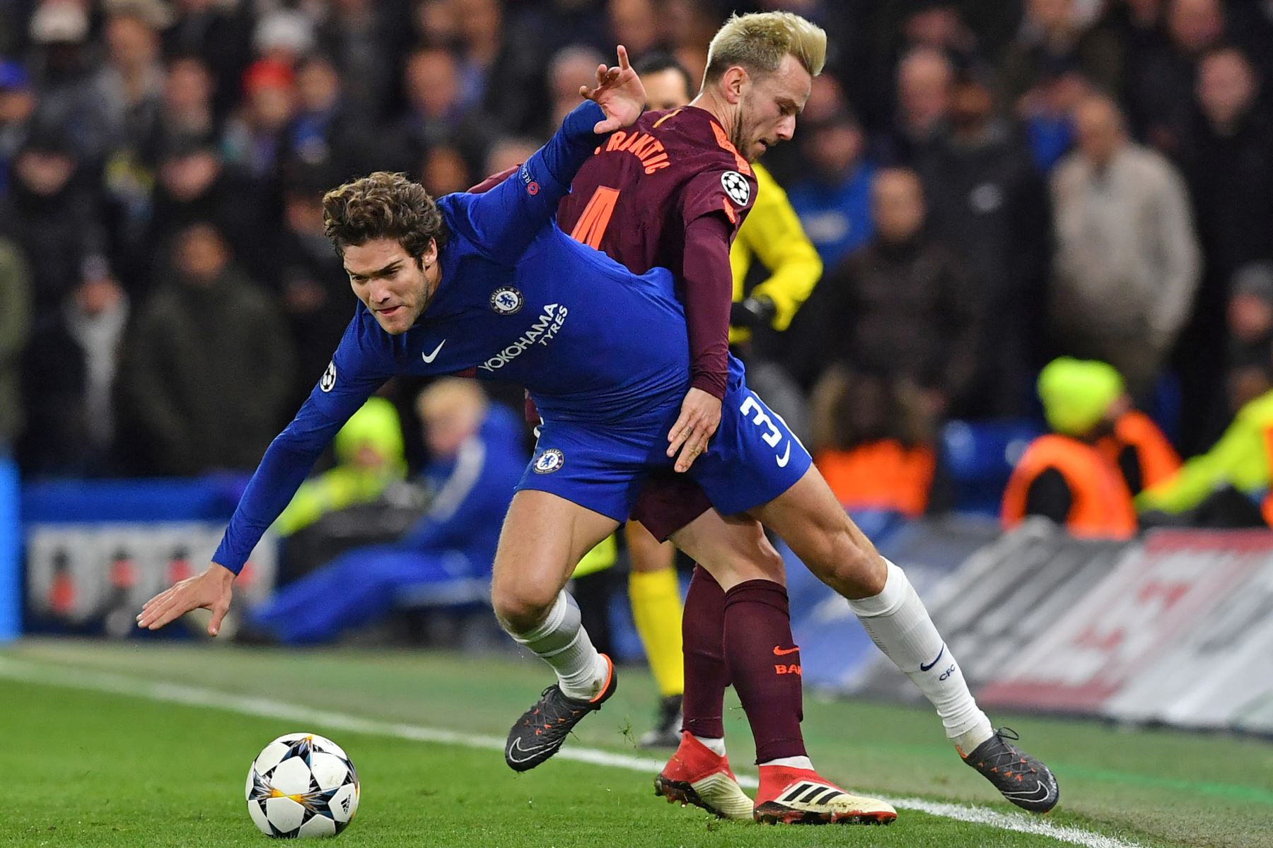 El defensa español del Chelsea Marcos Alonso disputa el balón con el centrocampista croata  del Barcelona Ivan Rakitic. Foto: AFP