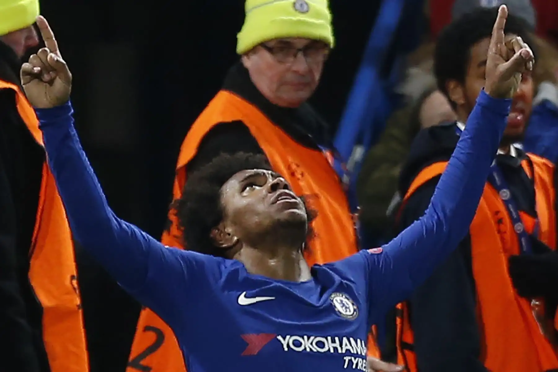 El centrocampista brasileño del Chelsea Willian celebra tras anotar el primer gol del equipo durante el partido de ida de la UEFA Champions League entre el Chelsea y el Barcelona. Foto: AFP