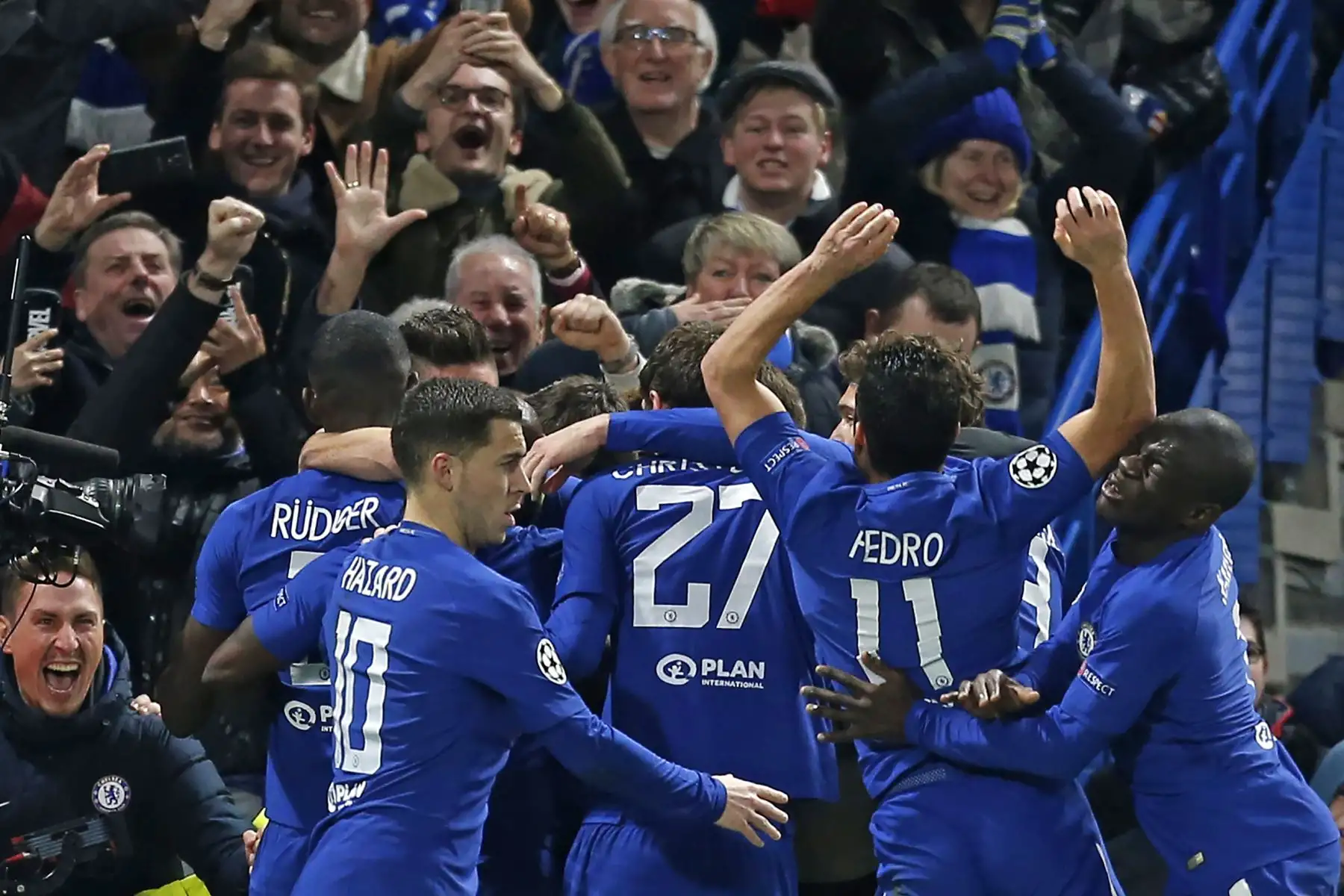 El centrocampista brasileño del Chelsea Willian celebra tras anotar el primer gol. Foto: AFP