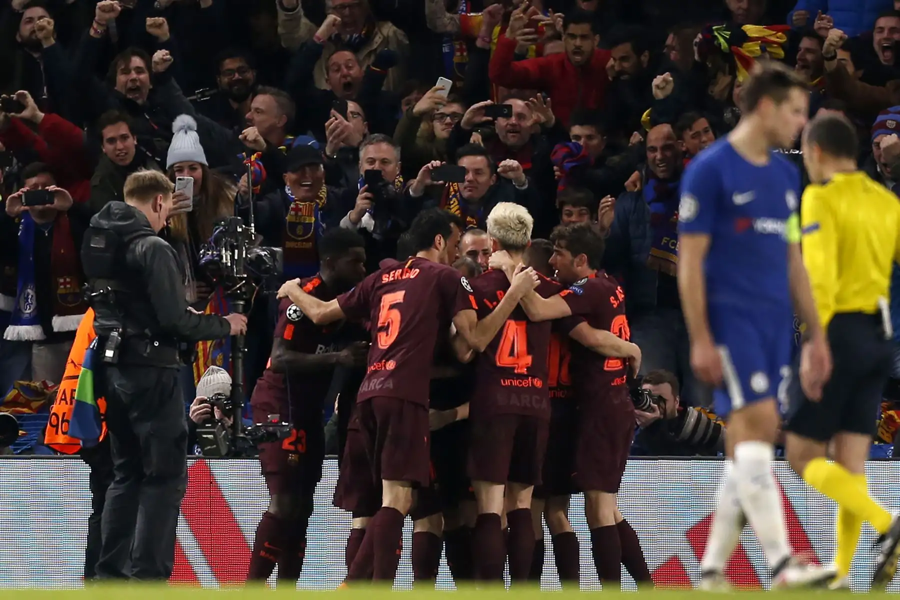 El delantero argentino Lionel Messi celebra con sus compañeros de equipo el gol del empate ante el Chelsea en Londres. Foto: AFP