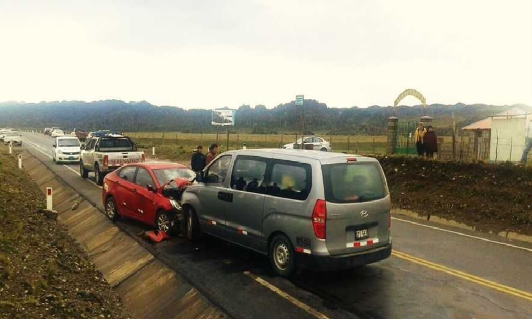El vehículo minivan impactó violentamente con el auto color rojo de la empresa de transportes “Santuario Bosque de Rocas.