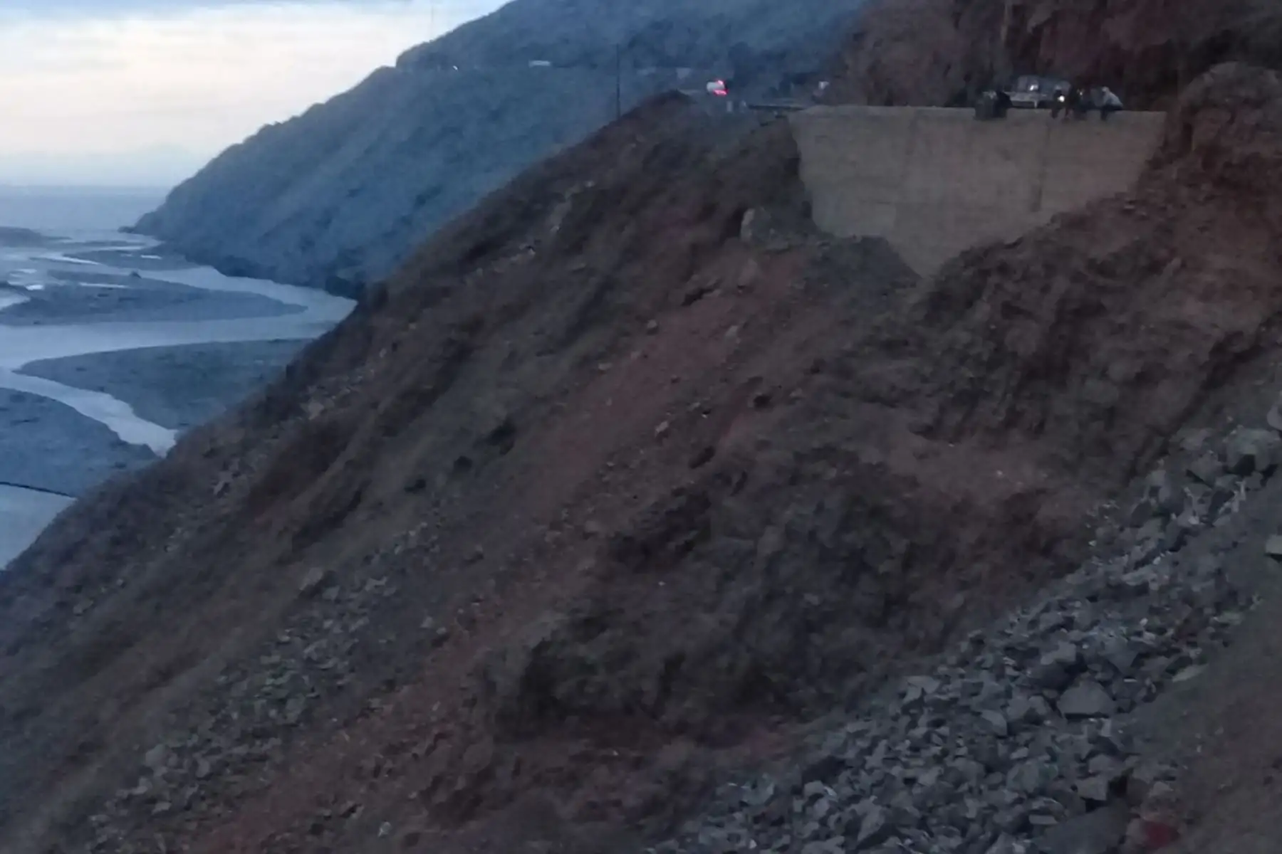 El acceso en el tramo de la carretera donde ocurrió el accidente fue restringido por la Policía Nacional.Foto: Compañía de bomberos de Arequipa