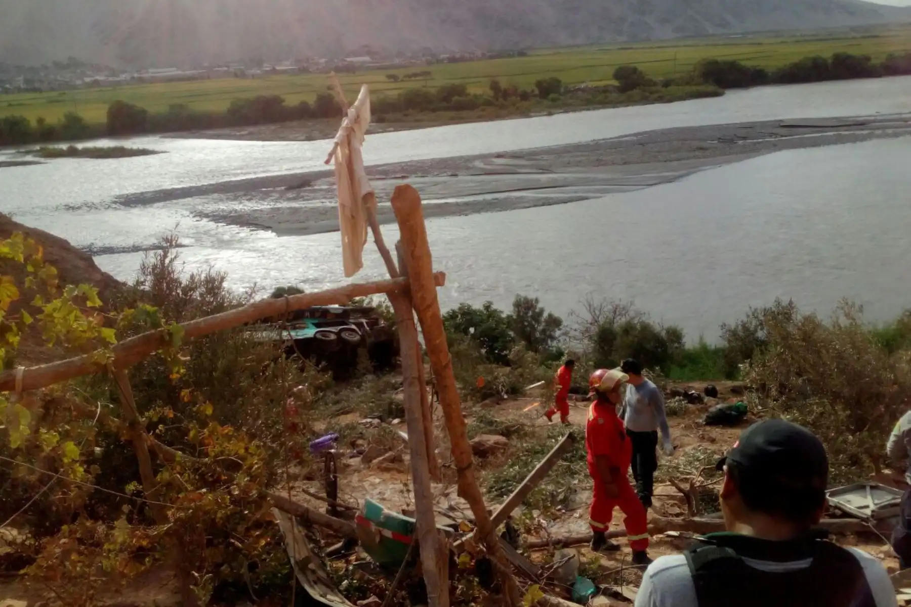 Personal de la Compañía de Bomberos de Camaná, El Pedregal, Yahuara y de Arequipa-Camaná, se trasladaron a la zona del accidente.Foto: Compañía de bomberos de Arequipa